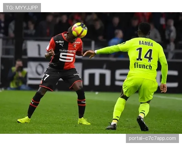 战术分析：里昂通过前场灵活换位，成功切割了对手雷恩的防守链条