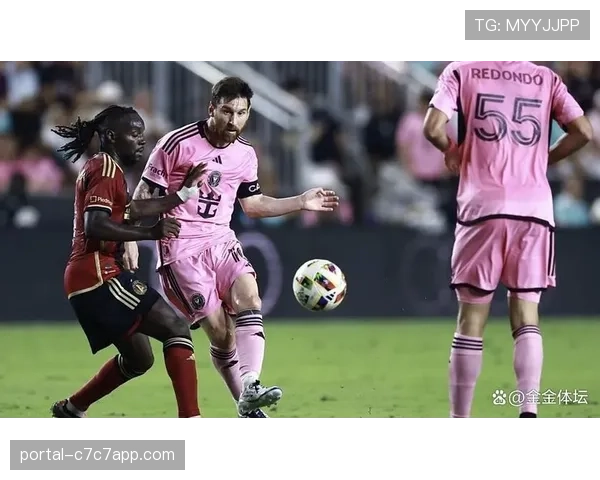 特写:终场哨响,亚特兰大前锋疲惫跪地,诠释高压打法对体能的极致消耗 特写:终场哨响,亚特兰大前锋疲惫跪地,诠释高压打法对体能的极致消耗